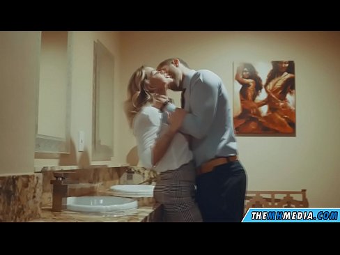 ❤️ Ketika seorang pirang berdada menggoda Anda di toilet umum ❤ Porno di id.javarchive.top